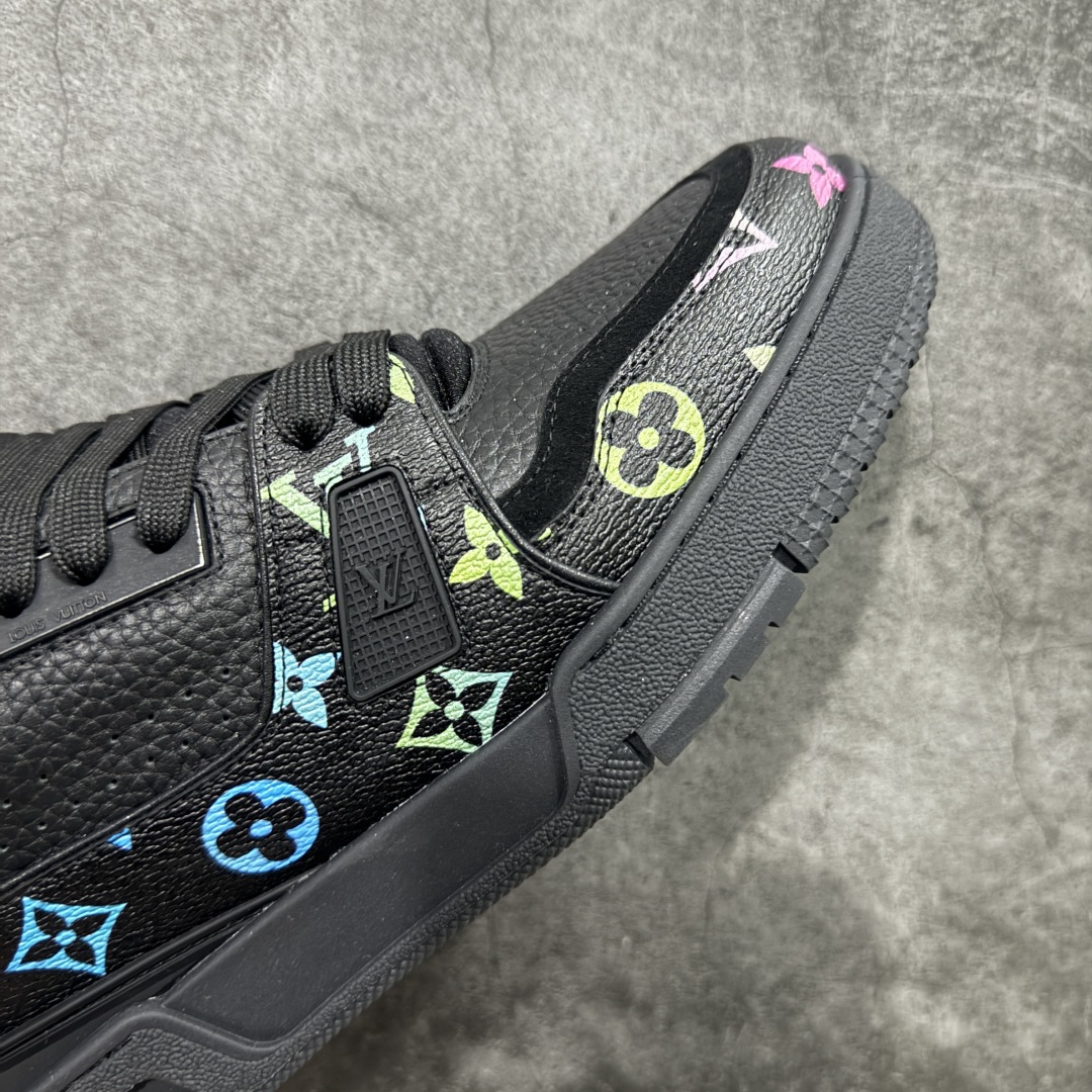 图片[6]-【HS纯原礼盒版福利】 LV Trainer系列高奢运动鞋 新款芯片顶级 潮人必备单品 同步ZP官网空胶工艺 鞋舌、挂饰均镶嵌NFC芯片感应装置 正确胶片断点式设计 中底正确还原原版油印字母比例 1：1原楦格板、楦头、刀磨全新升级！ 独家订制顶级压纹麂皮 原版开模TPU大底 质感原版一致 垫脚聚米微料加透气英伦网布 披靡市场任何版本！细节完美呈现！ 代购指定版本 全新升级最新双盒包装 扫码秒进官网！ 全套包装配件同比原版 尺码： 39-45-选品中心