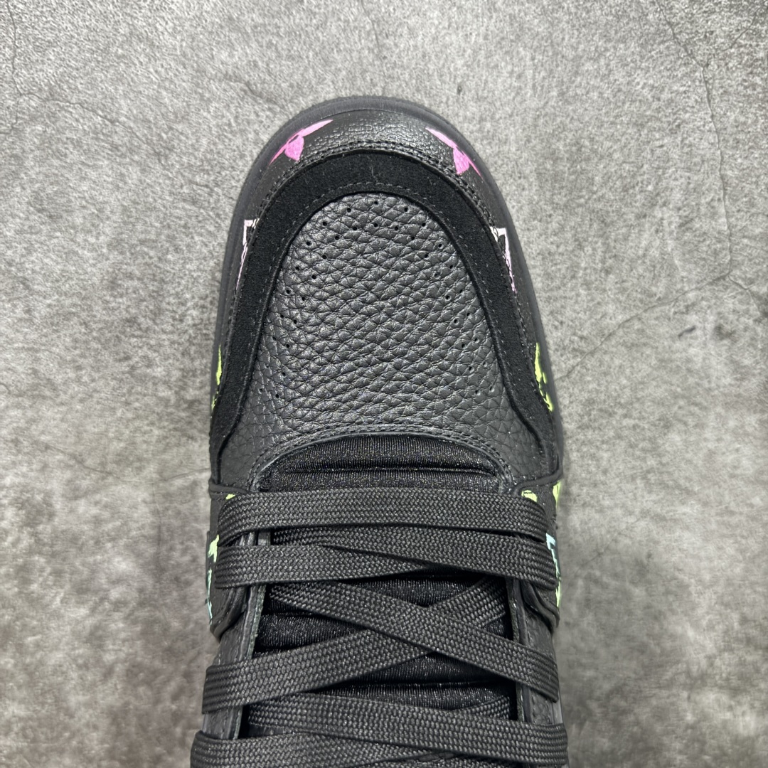 图片[5]-【HS纯原礼盒版福利】 LV Trainer系列高奢运动鞋 新款芯片顶级 潮人必备单品 同步ZP官网空胶工艺 鞋舌、挂饰均镶嵌NFC芯片感应装置 正确胶片断点式设计 中底正确还原原版油印字母比例 1：1原楦格板、楦头、刀磨全新升级！ 独家订制顶级压纹麂皮 原版开模TPU大底 质感原版一致 垫脚聚米微料加透气英伦网布 披靡市场任何版本！细节完美呈现！ 代购指定版本 全新升级最新双盒包装 扫码秒进官网！ 全套包装配件同比原版 尺码： 39-45-选品中心