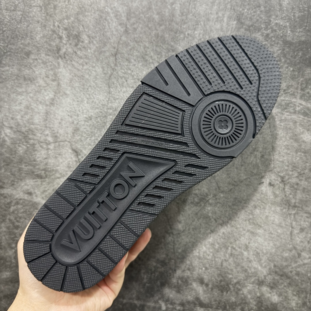 图片[9]-【HS纯原礼盒版福利】 LV Trainer系列高奢运动鞋 新款芯片顶级 潮人必备单品 同步ZP官网空胶工艺 鞋舌、挂饰均镶嵌NFC芯片感应装置 正确胶片断点式设计 中底正确还原原版油印字母比例 1：1原楦格板、楦头、刀磨全新升级！ 独家订制顶级压纹麂皮 原版开模TPU大底 质感原版一致 垫脚聚米微料加透气英伦网布 披靡市场任何版本！细节完美呈现！ 代购指定版本 全新升级最新双盒包装 扫码秒进官网！ 全套包装配件同比原版 尺码： 39-45-选品中心