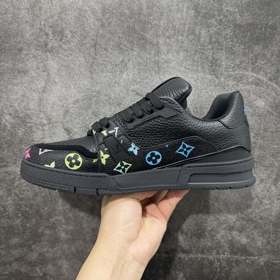 图片[2]-【HS纯原礼盒版福利】 LV Trainer系列高奢运动鞋 新款芯片顶级 潮人必备单品 同步ZP官网空胶工艺 鞋舌、挂饰均镶嵌NFC芯片感应装置 正确胶片断点式设计 中底正确还原原版油印字母比例 1：1原楦格板、楦头、刀磨全新升级！ 独家订制顶级压纹麂皮 原版开模TPU大底 质感原版一致 垫脚聚米微料加透气英伦网布 披靡市场任何版本！细节完美呈现！ 代购指定版本 全新升级最新双盒包装 扫码秒进官网！ 全套包装配件同比原版 尺码： 39-45-选品中心