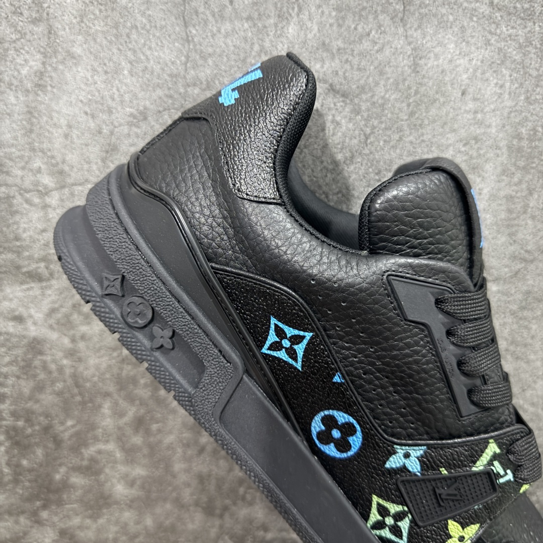 图片[7]-【HS纯原礼盒版福利】 LV Trainer系列高奢运动鞋 新款芯片顶级 潮人必备单品 同步ZP官网空胶工艺 鞋舌、挂饰均镶嵌NFC芯片感应装置 正确胶片断点式设计 中底正确还原原版油印字母比例 1：1原楦格板、楦头、刀磨全新升级！ 独家订制顶级压纹麂皮 原版开模TPU大底 质感原版一致 垫脚聚米微料加透气英伦网布 披靡市场任何版本！细节完美呈现！ 代购指定版本 全新升级最新双盒包装 扫码秒进官网！ 全套包装配件同比原版 尺码： 39-45-选品中心