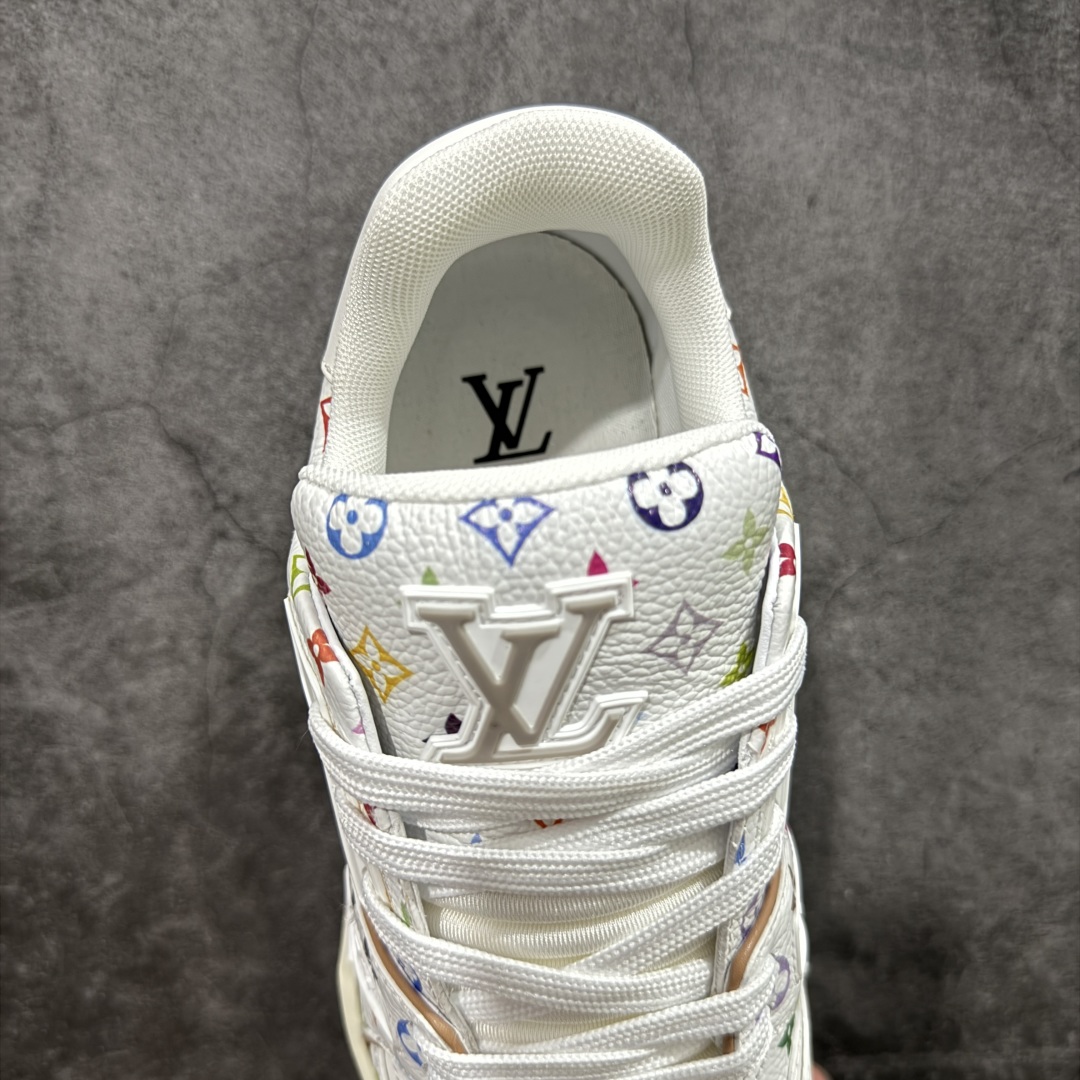 图片[8]-【HS纯原礼盒版福利】 LV Trainer系列高奢运动鞋 新款芯片顶级 潮人必备单品 同步ZP官网空胶工艺 鞋舌、挂饰均镶嵌NFC芯片感应装置 正确胶片断点式设计 中底正确还原原版油印字母比例 1：1原楦格板、楦头、刀磨全新升级！ 独家订制顶级压纹麂皮 原版开模TPU大底 质感原版一致 垫脚聚米微料加透气英伦网布 披靡市场任何版本！细节完美呈现！ 代购指定版本 全新升级最新双盒包装 扫码秒进官网！ 全套包装配件同比原版 尺码： 35-45-选品中心