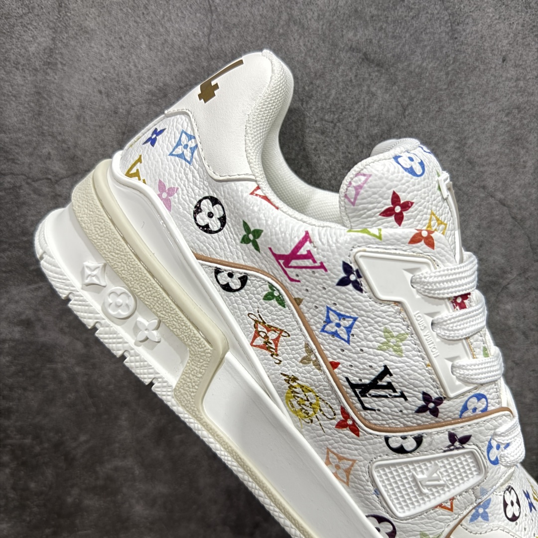 图片[7]-【HS纯原礼盒版福利】 LV Trainer系列高奢运动鞋 新款芯片顶级 潮人必备单品 同步ZP官网空胶工艺 鞋舌、挂饰均镶嵌NFC芯片感应装置 正确胶片断点式设计 中底正确还原原版油印字母比例 1：1原楦格板、楦头、刀磨全新升级！ 独家订制顶级压纹麂皮 原版开模TPU大底 质感原版一致 垫脚聚米微料加透气英伦网布 披靡市场任何版本！细节完美呈现！ 代购指定版本 全新升级最新双盒包装 扫码秒进官网！ 全套包装配件同比原版 尺码： 35-45-选品中心