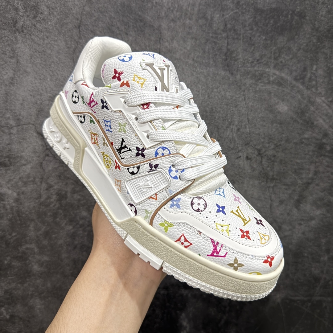 图片[3]-【HS纯原礼盒版福利】 LV Trainer系列高奢运动鞋 新款芯片顶级 潮人必备单品 同步ZP官网空胶工艺 鞋舌、挂饰均镶嵌NFC芯片感应装置 正确胶片断点式设计 中底正确还原原版油印字母比例 1：1原楦格板、楦头、刀磨全新升级！ 独家订制顶级压纹麂皮 原版开模TPU大底 质感原版一致 垫脚聚米微料加透气英伦网布 披靡市场任何版本！细节完美呈现！ 代购指定版本 全新升级最新双盒包装 扫码秒进官网！ 全套包装配件同比原版 尺码： 35-45-选品中心