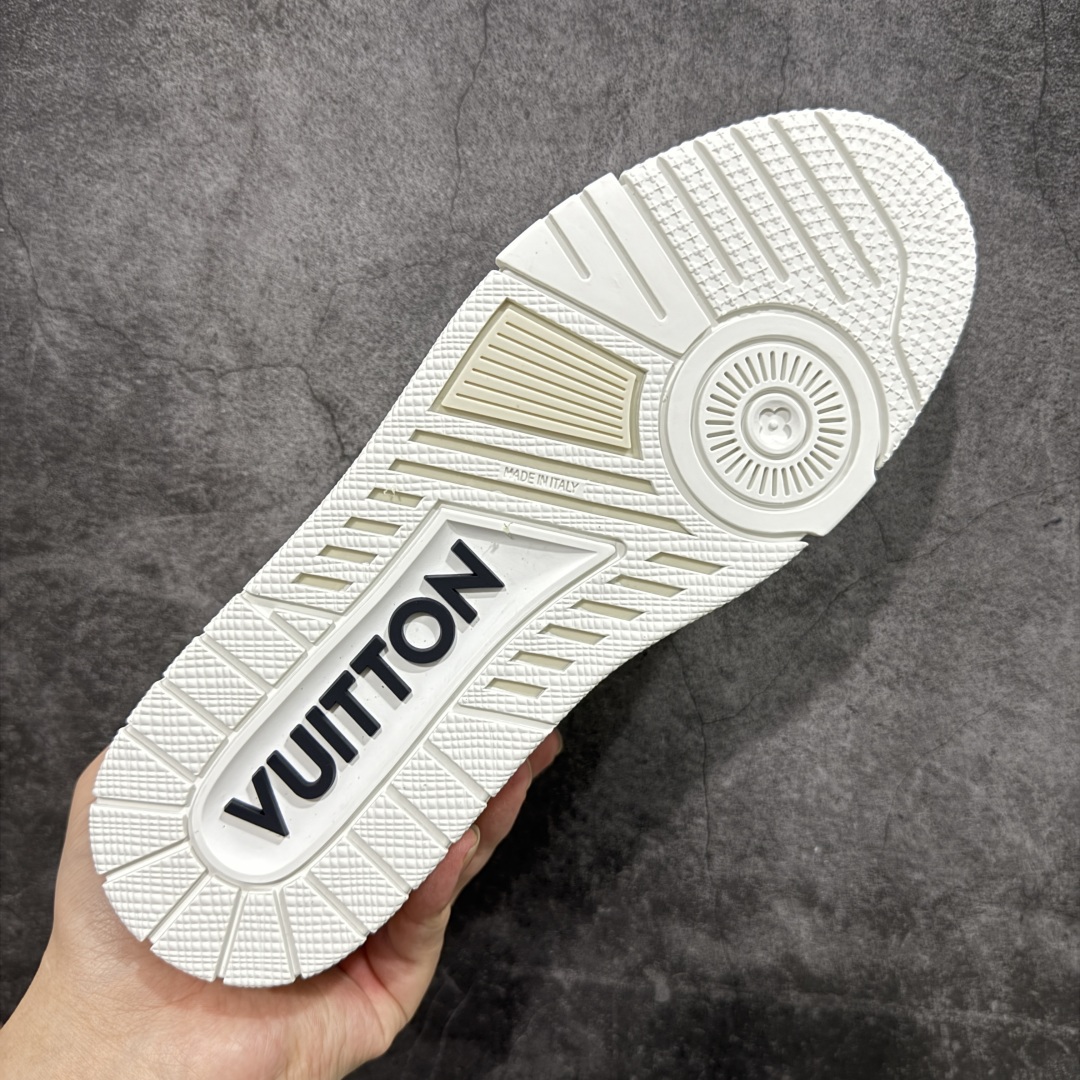 图片[9]-【HS纯原礼盒版福利】 LV Trainer系列高奢运动鞋 新款芯片顶级 潮人必备单品 同步ZP官网空胶工艺 鞋舌、挂饰均镶嵌NFC芯片感应装置 正确胶片断点式设计 中底正确还原原版油印字母比例 1：1原楦格板、楦头、刀磨全新升级！ 独家订制顶级压纹麂皮 原版开模TPU大底 质感原版一致 垫脚聚米微料加透气英伦网布 披靡市场任何版本！细节完美呈现！ 代购指定版本 全新升级最新双盒包装 扫码秒进官网！ 全套包装配件同比原版 尺码： 35-45-选品中心