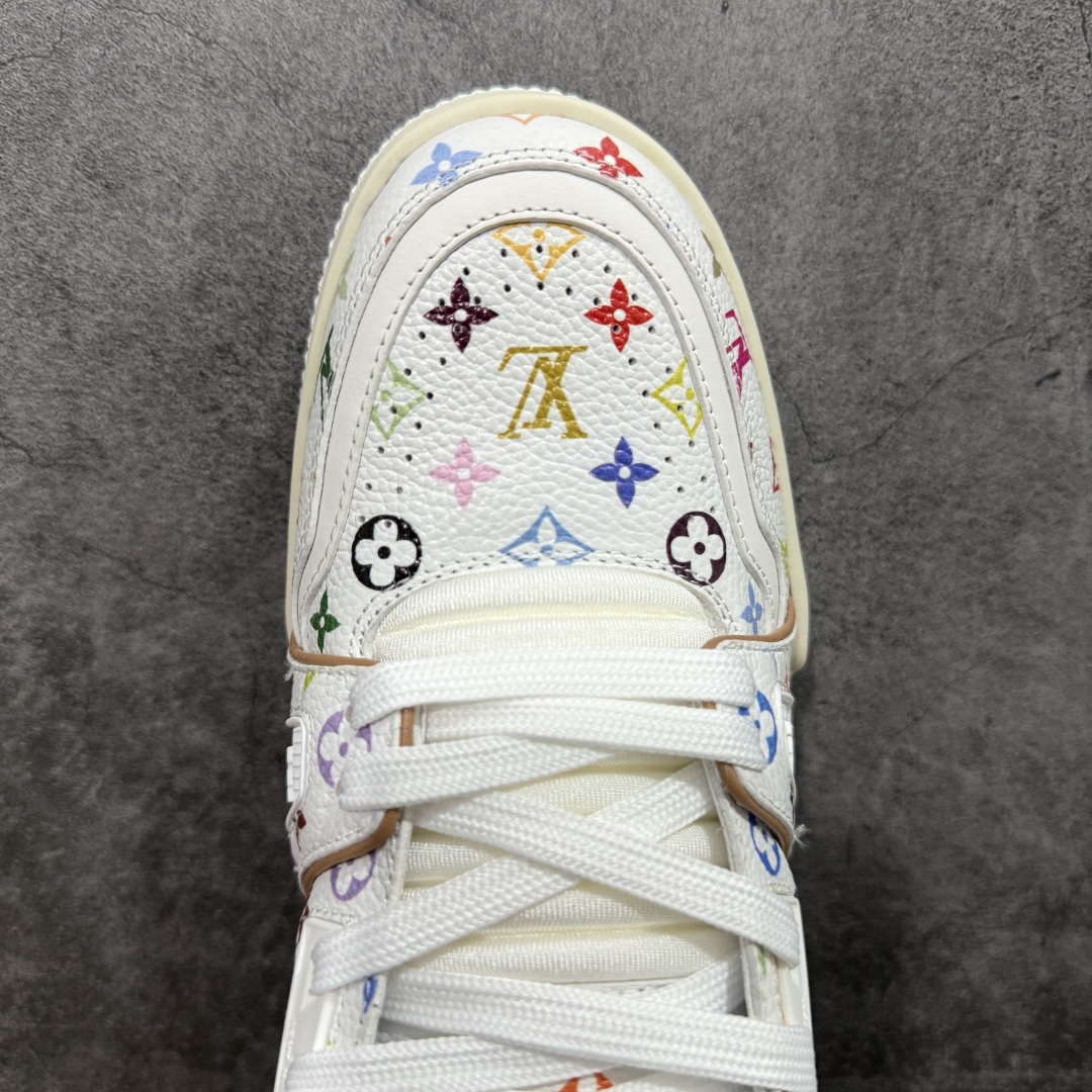 图片[5]-【HS纯原礼盒版福利】 LV Trainer系列高奢运动鞋 新款芯片顶级 潮人必备单品 同步ZP官网空胶工艺 鞋舌、挂饰均镶嵌NFC芯片感应装置 正确胶片断点式设计 中底正确还原原版油印字母比例 1：1原楦格板、楦头、刀磨全新升级！ 独家订制顶级压纹麂皮 原版开模TPU大底 质感原版一致 垫脚聚米微料加透气英伦网布 披靡市场任何版本！细节完美呈现！ 代购指定版本 全新升级最新双盒包装 扫码秒进官网！ 全套包装配件同比原版 尺码： 35-45-选品中心