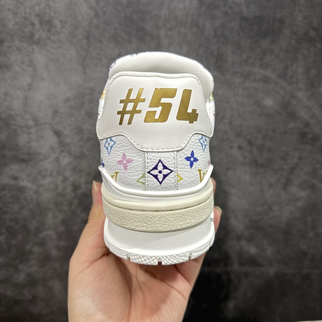 图片[4]-【HS纯原礼盒版福利】 LV Trainer系列高奢运动鞋 新款芯片顶级 潮人必备单品 同步ZP官网空胶工艺 鞋舌、挂饰均镶嵌NFC芯片感应装置 正确胶片断点式设计 中底正确还原原版油印字母比例 1：1原楦格板、楦头、刀磨全新升级！ 独家订制顶级压纹麂皮 原版开模TPU大底 质感原版一致 垫脚聚米微料加透气英伦网布 披靡市场任何版本！细节完美呈现！ 代购指定版本 全新升级最新双盒包装 扫码秒进官网！ 全套包装配件同比原版 尺码： 35-45-选品中心