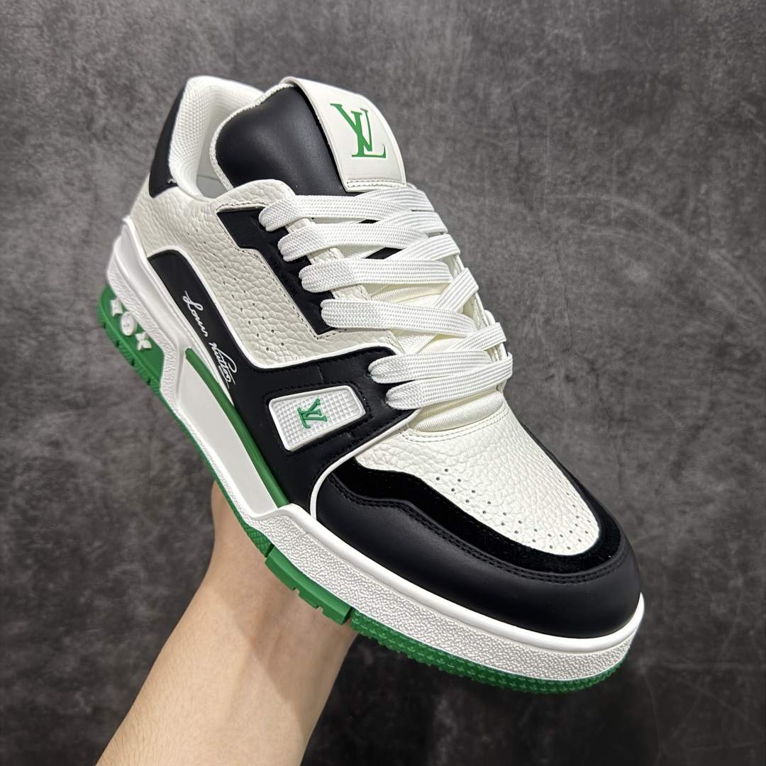 图片[3]-【HS纯原礼盒版福利】 LV Trainer系列高奢运动鞋 新款芯片顶级 潮人必备单品 同步ZP官网空胶工艺 鞋舌、挂饰均镶嵌NFC芯片感应装置 正确胶片断点式设计 中底正确还原原版油印字母比例 1：1原楦格板、楦头、刀磨全新升级！ 独家订制顶级压纹麂皮 原版开模TPU大底 质感原版一致 垫脚聚米微料加透气英伦网布 披靡市场任何版本！细节完美呈现！ 代购指定版本 全新升级最新双盒包装 扫码秒进官网！ 全套包装配件同比原版 尺码： 39-45-选品中心