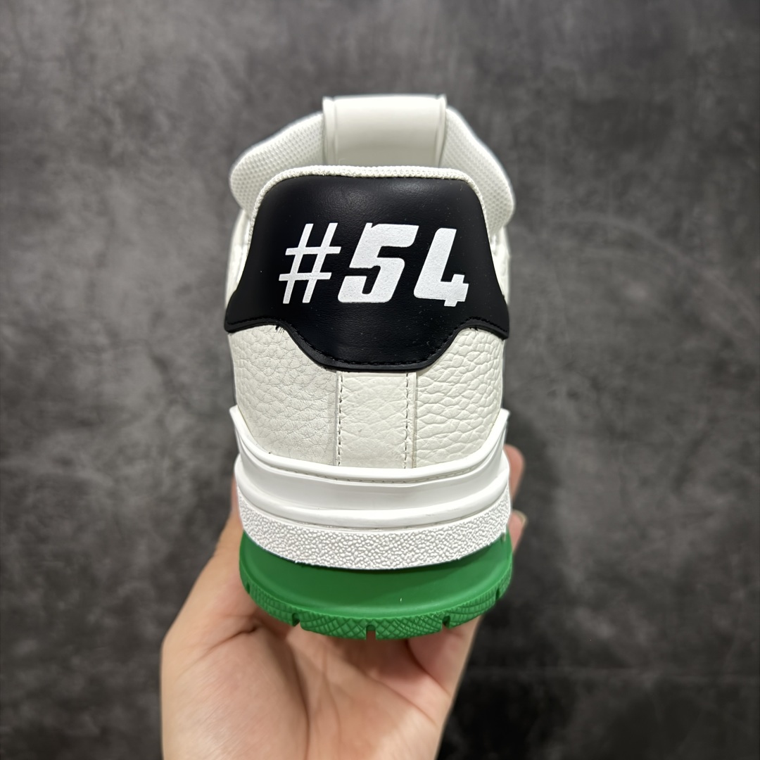 图片[4]-【HS纯原礼盒版福利】 LV Trainer系列高奢运动鞋 新款芯片顶级 潮人必备单品 同步ZP官网空胶工艺 鞋舌、挂饰均镶嵌NFC芯片感应装置 正确胶片断点式设计 中底正确还原原版油印字母比例 1：1原楦格板、楦头、刀磨全新升级！ 独家订制顶级压纹麂皮 原版开模TPU大底 质感原版一致 垫脚聚米微料加透气英伦网布 披靡市场任何版本！细节完美呈现！ 代购指定版本 全新升级最新双盒包装 扫码秒进官网！ 全套包装配件同比原版 尺码： 39-45-选品中心