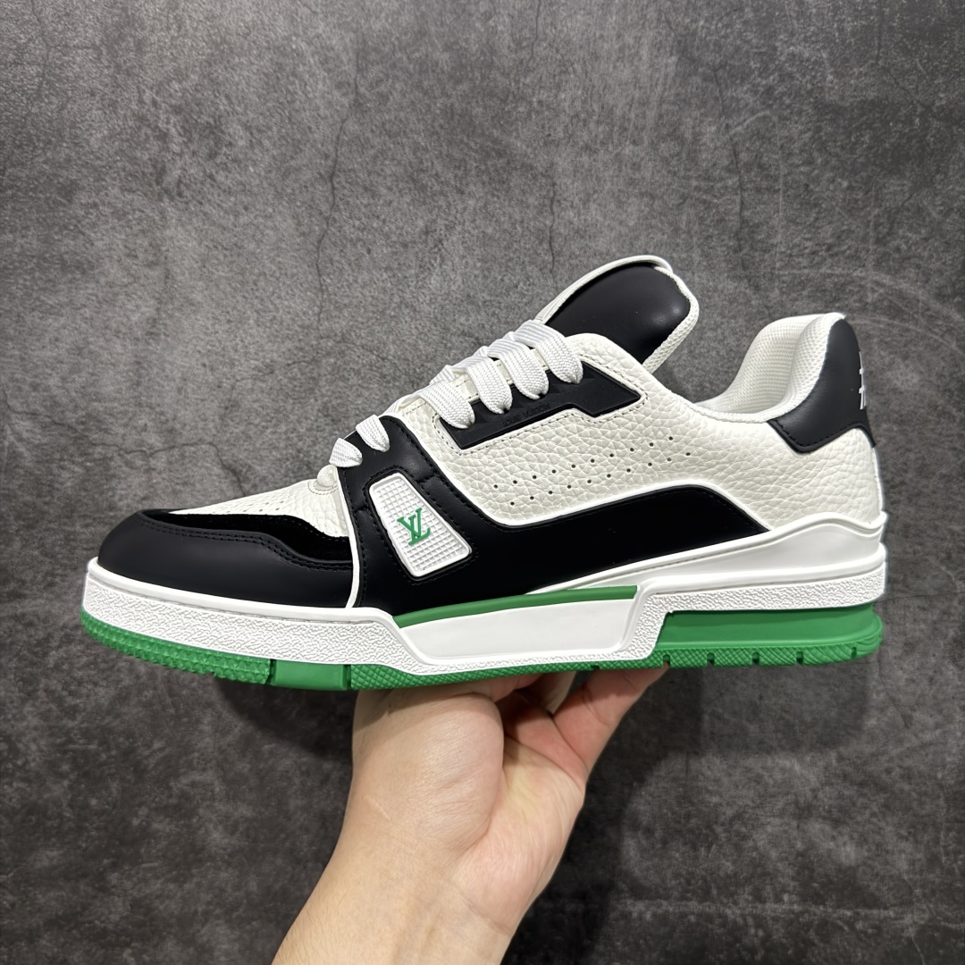 图片[2]-【HS纯原礼盒版福利】 LV Trainer系列高奢运动鞋 新款芯片顶级 潮人必备单品 同步ZP官网空胶工艺 鞋舌、挂饰均镶嵌NFC芯片感应装置 正确胶片断点式设计 中底正确还原原版油印字母比例 1：1原楦格板、楦头、刀磨全新升级！ 独家订制顶级压纹麂皮 原版开模TPU大底 质感原版一致 垫脚聚米微料加透气英伦网布 披靡市场任何版本！细节完美呈现！ 代购指定版本 全新升级最新双盒包装 扫码秒进官网！ 全套包装配件同比原版 尺码： 39-45-选品中心