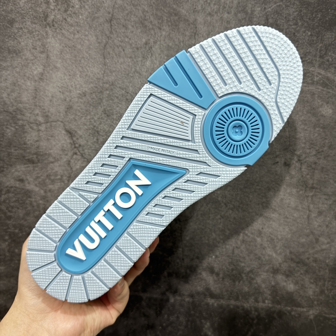 图片[9]-【HS纯原礼盒版福利】 LV Trainer系列高奢运动鞋 新款芯片顶级 潮人必备单品 同步ZP官网空胶工艺 鞋舌、挂饰均镶嵌NFC芯片感应装置 正确胶片断点式设计 中底正确还原原版油印字母比例 1：1原楦格板、楦头、刀磨全新升级！ 独家订制顶级压纹麂皮 原版开模TPU大底 质感原版一致 垫脚聚米微料加透气英伦网布 披靡市场任何版本！细节完美呈现！ 代购指定版本 全新升级最新双盒包装 扫码秒进官网！ 全套包装配件同比原版 尺码： 39-45-选品中心