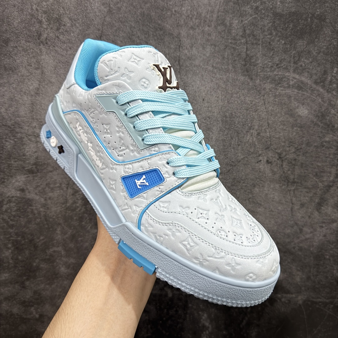 图片[3]-【HS纯原礼盒版福利】 LV Trainer系列高奢运动鞋 新款芯片顶级 潮人必备单品 同步ZP官网空胶工艺 鞋舌、挂饰均镶嵌NFC芯片感应装置 正确胶片断点式设计 中底正确还原原版油印字母比例 1：1原楦格板、楦头、刀磨全新升级！ 独家订制顶级压纹麂皮 原版开模TPU大底 质感原版一致 垫脚聚米微料加透气英伦网布 披靡市场任何版本！细节完美呈现！ 代购指定版本 全新升级最新双盒包装 扫码秒进官网！ 全套包装配件同比原版 尺码： 39-45-选品中心