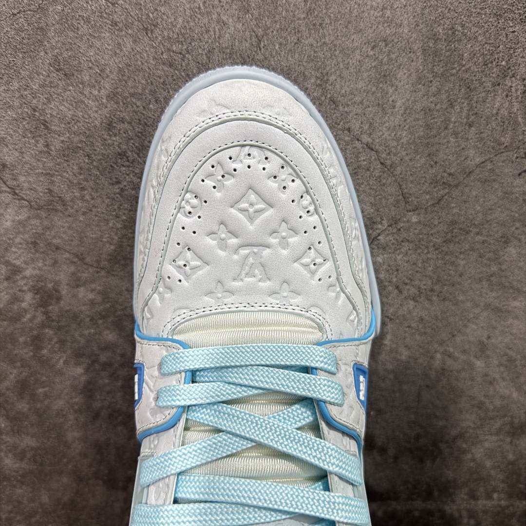 图片[5]-【HS纯原礼盒版福利】 LV Trainer系列高奢运动鞋 新款芯片顶级 潮人必备单品 同步ZP官网空胶工艺 鞋舌、挂饰均镶嵌NFC芯片感应装置 正确胶片断点式设计 中底正确还原原版油印字母比例 1：1原楦格板、楦头、刀磨全新升级！ 独家订制顶级压纹麂皮 原版开模TPU大底 质感原版一致 垫脚聚米微料加透气英伦网布 披靡市场任何版本！细节完美呈现！ 代购指定版本 全新升级最新双盒包装 扫码秒进官网！ 全套包装配件同比原版 尺码： 39-45-选品中心