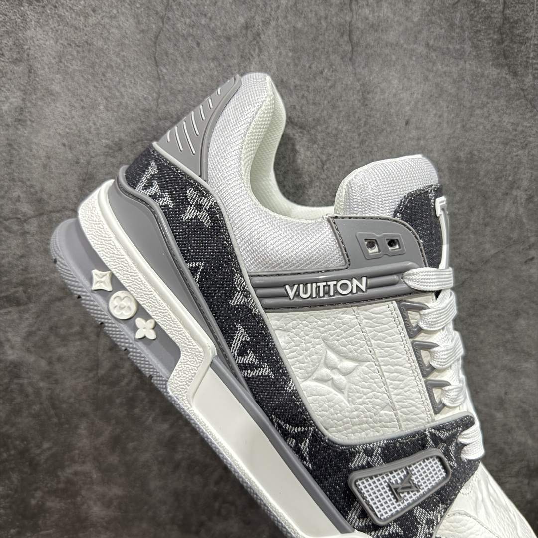 图片[7]-【HS纯原礼盒版福利】 LV Trainer系列高奢运动鞋 新款芯片顶级 潮人必备单品 同步ZP官网空胶工艺 鞋舌、挂饰均镶嵌NFC芯片感应装置 正确胶片断点式设计 中底正确还原原版油印字母比例 1：1原楦格板、楦头、刀磨全新升级！ 独家订制顶级压纹麂皮 原版开模TPU大底 质感原版一致 垫脚聚米微料加透气英伦网布 披靡市场任何版本！细节完美呈现！ 代购指定版本 全新升级最新双盒包装 扫码秒进官网！ 全套包装配件同比原版 尺码： 35-45-选品中心