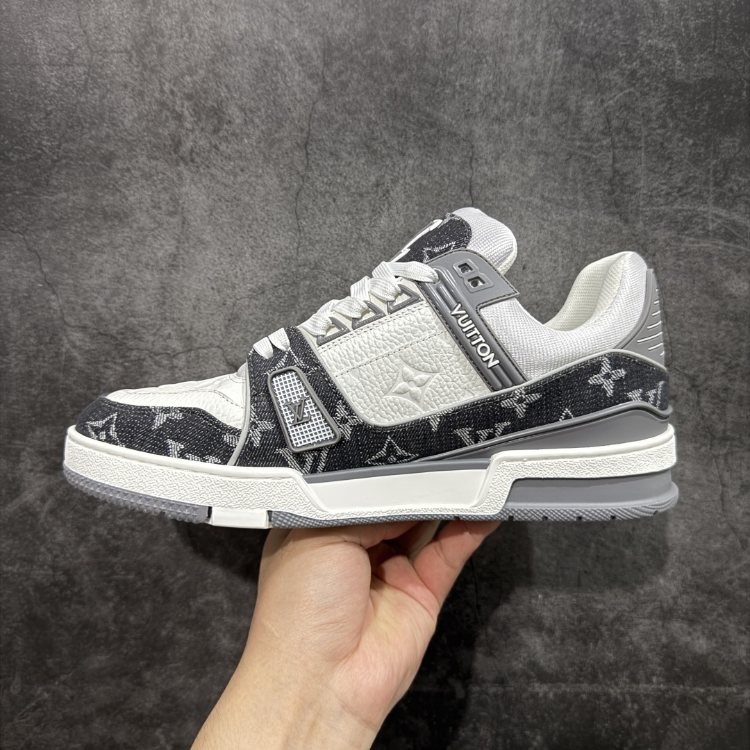 图片[2]-【HS纯原礼盒版福利】 LV Trainer系列高奢运动鞋 新款芯片顶级 潮人必备单品 同步ZP官网空胶工艺 鞋舌、挂饰均镶嵌NFC芯片感应装置 正确胶片断点式设计 中底正确还原原版油印字母比例 1：1原楦格板、楦头、刀磨全新升级！ 独家订制顶级压纹麂皮 原版开模TPU大底 质感原版一致 垫脚聚米微料加透气英伦网布 披靡市场任何版本！细节完美呈现！ 代购指定版本 全新升级最新双盒包装 扫码秒进官网！ 全套包装配件同比原版 尺码： 35-45-选品中心