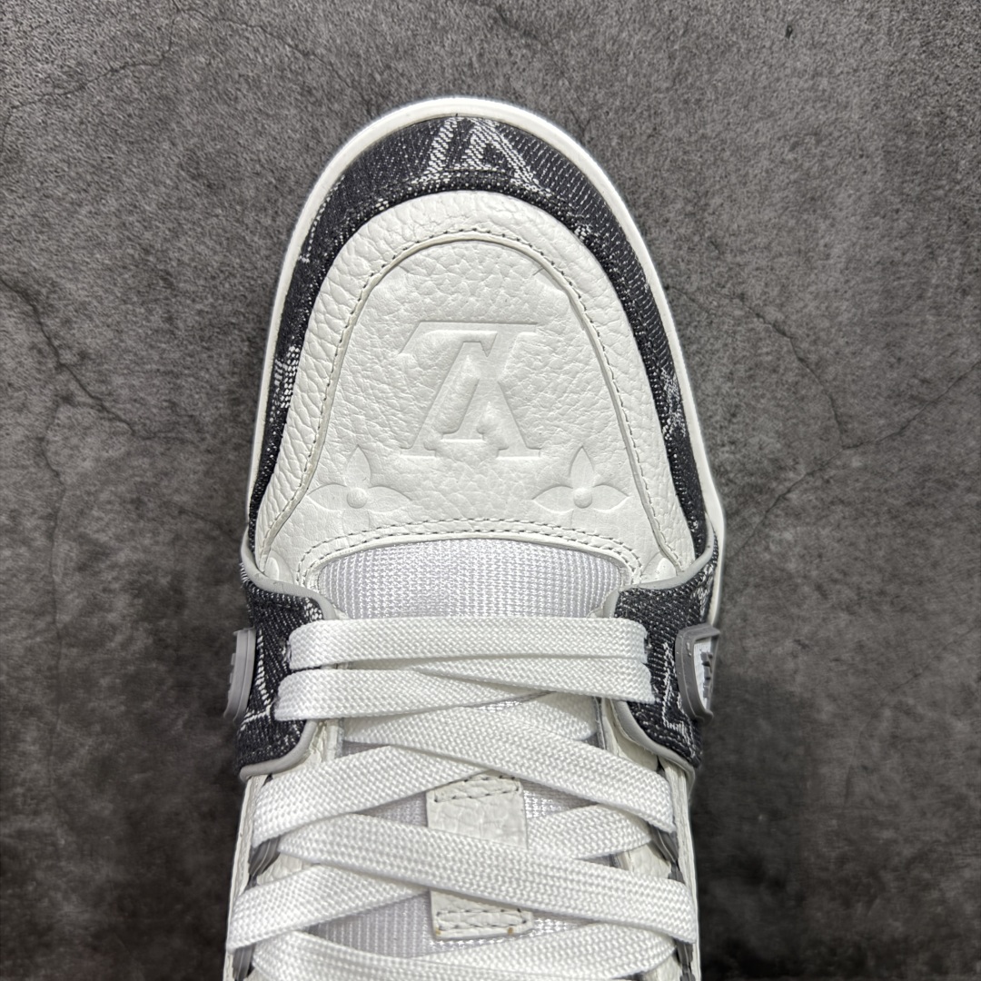 图片[5]-【HS纯原礼盒版福利】 LV Trainer系列高奢运动鞋 新款芯片顶级 潮人必备单品 同步ZP官网空胶工艺 鞋舌、挂饰均镶嵌NFC芯片感应装置 正确胶片断点式设计 中底正确还原原版油印字母比例 1：1原楦格板、楦头、刀磨全新升级！ 独家订制顶级压纹麂皮 原版开模TPU大底 质感原版一致 垫脚聚米微料加透气英伦网布 披靡市场任何版本！细节完美呈现！ 代购指定版本 全新升级最新双盒包装 扫码秒进官网！ 全套包装配件同比原版 尺码： 35-45-选品中心