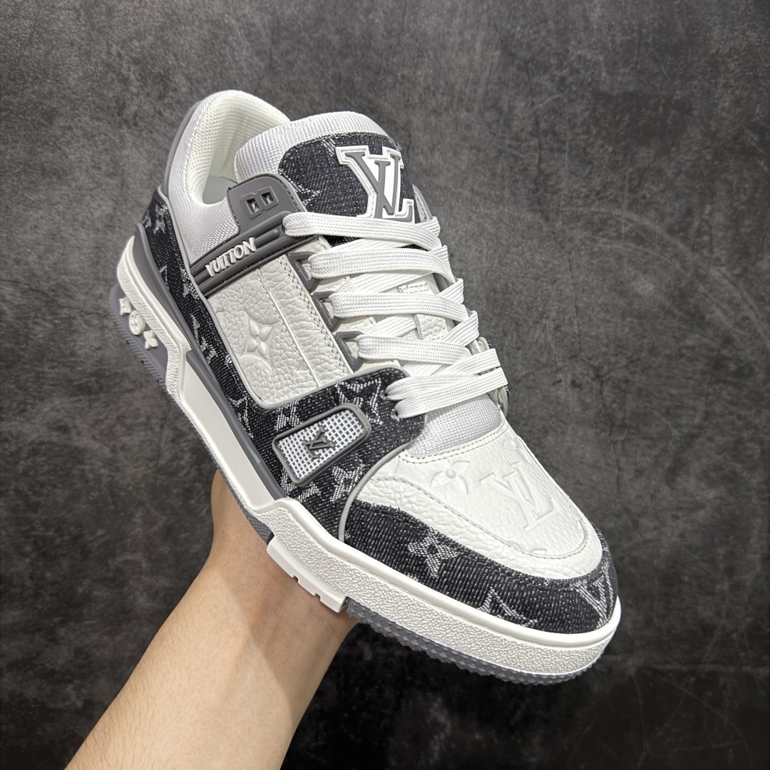 图片[3]-【HS纯原礼盒版福利】 LV Trainer系列高奢运动鞋 新款芯片顶级 潮人必备单品 同步ZP官网空胶工艺 鞋舌、挂饰均镶嵌NFC芯片感应装置 正确胶片断点式设计 中底正确还原原版油印字母比例 1：1原楦格板、楦头、刀磨全新升级！ 独家订制顶级压纹麂皮 原版开模TPU大底 质感原版一致 垫脚聚米微料加透气英伦网布 披靡市场任何版本！细节完美呈现！ 代购指定版本 全新升级最新双盒包装 扫码秒进官网！ 全套包装配件同比原版 尺码： 35-45-选品中心