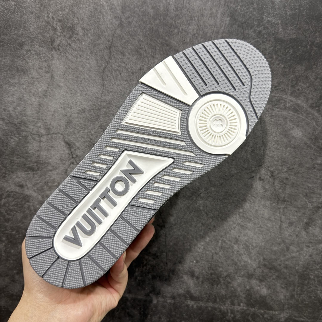 图片[9]-【HS纯原礼盒版福利】 LV Trainer系列高奢运动鞋 新款芯片顶级 潮人必备单品 同步ZP官网空胶工艺 鞋舌、挂饰均镶嵌NFC芯片感应装置 正确胶片断点式设计 中底正确还原原版油印字母比例 1：1原楦格板、楦头、刀磨全新升级！ 独家订制顶级压纹麂皮 原版开模TPU大底 质感原版一致 垫脚聚米微料加透气英伦网布 披靡市场任何版本！细节完美呈现！ 代购指定版本 全新升级最新双盒包装 扫码秒进官网！ 全套包装配件同比原版 尺码： 35-45-选品中心