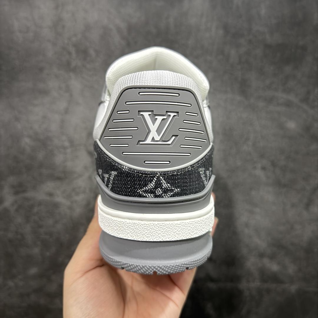 图片[4]-【HS纯原礼盒版福利】 LV Trainer系列高奢运动鞋 新款芯片顶级 潮人必备单品 同步ZP官网空胶工艺 鞋舌、挂饰均镶嵌NFC芯片感应装置 正确胶片断点式设计 中底正确还原原版油印字母比例 1：1原楦格板、楦头、刀磨全新升级！ 独家订制顶级压纹麂皮 原版开模TPU大底 质感原版一致 垫脚聚米微料加透气英伦网布 披靡市场任何版本！细节完美呈现！ 代购指定版本 全新升级最新双盒包装 扫码秒进官网！ 全套包装配件同比原版 尺码： 35-45-选品中心