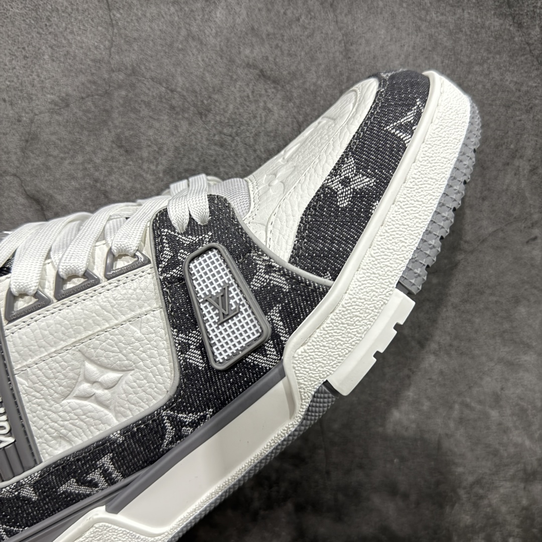 图片[6]-【HS纯原礼盒版福利】 LV Trainer系列高奢运动鞋 新款芯片顶级 潮人必备单品 同步ZP官网空胶工艺 鞋舌、挂饰均镶嵌NFC芯片感应装置 正确胶片断点式设计 中底正确还原原版油印字母比例 1：1原楦格板、楦头、刀磨全新升级！ 独家订制顶级压纹麂皮 原版开模TPU大底 质感原版一致 垫脚聚米微料加透气英伦网布 披靡市场任何版本！细节完美呈现！ 代购指定版本 全新升级最新双盒包装 扫码秒进官网！ 全套包装配件同比原版 尺码： 35-45-选品中心