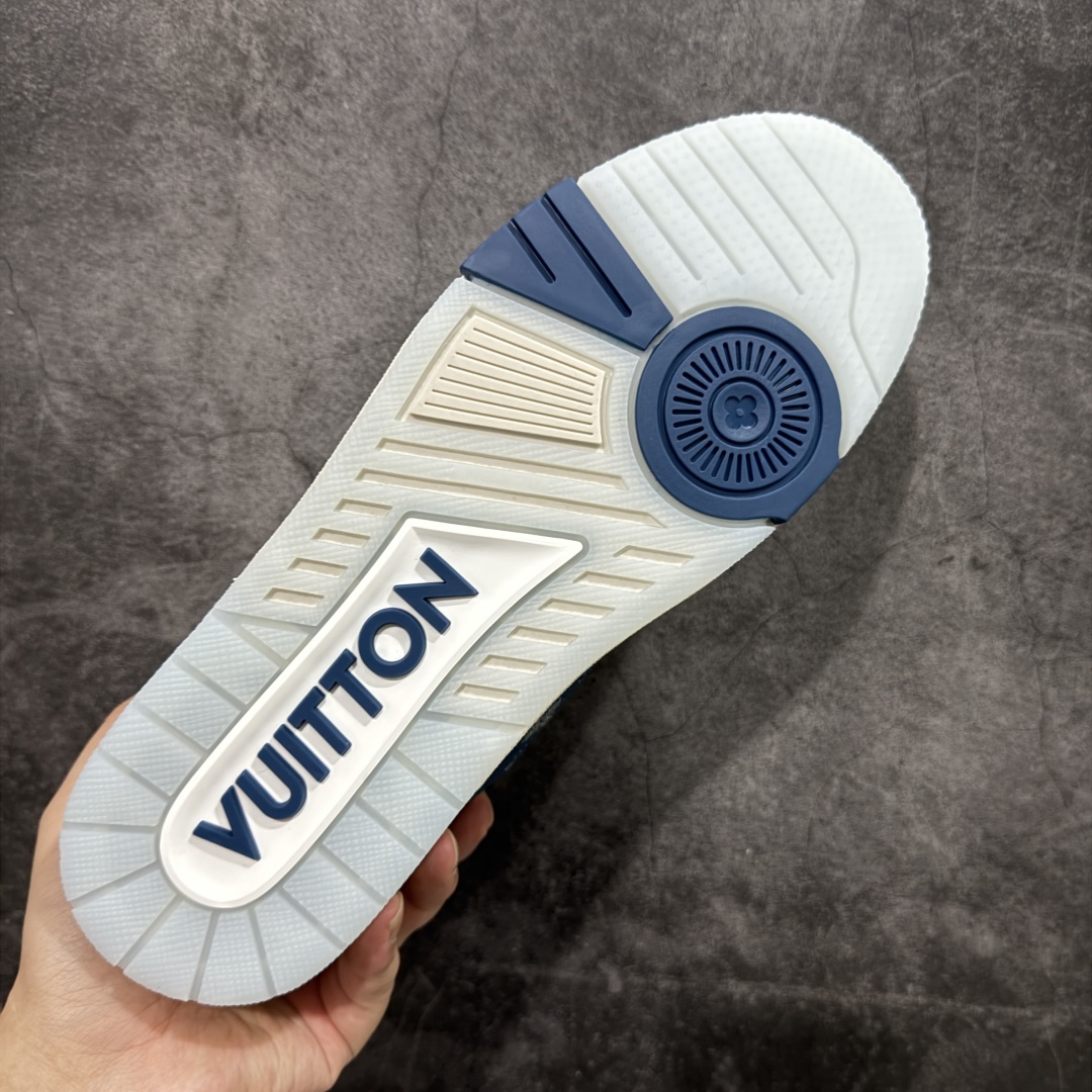 图片[9]-【HS纯原礼盒版福利】 LV Trainer系列高奢运动鞋 新款芯片顶级 潮人必备单品 同步ZP官网空胶工艺 鞋舌、挂饰均镶嵌NFC芯片感应装置 正确胶片断点式设计 中底正确还原原版油印字母比例 1：1原楦格板、楦头、刀磨全新升级！ 独家订制顶级压纹麂皮 原版开模TPU大底 质感原版一致 垫脚聚米微料加透气英伦网布 披靡市场任何版本！细节完美呈现！ 代购指定版本 全新升级最新双盒包装 扫码秒进官网！ 全套包装配件同比原版 尺码： 35-45-选品中心