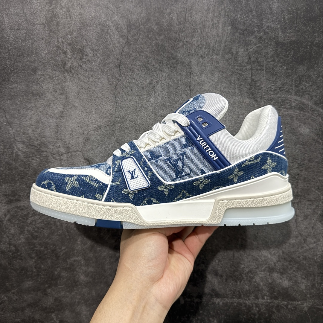 图片[2]-【HS纯原礼盒版福利】 LV Trainer系列高奢运动鞋 新款芯片顶级 潮人必备单品 同步ZP官网空胶工艺 鞋舌、挂饰均镶嵌NFC芯片感应装置 正确胶片断点式设计 中底正确还原原版油印字母比例 1：1原楦格板、楦头、刀磨全新升级！ 独家订制顶级压纹麂皮 原版开模TPU大底 质感原版一致 垫脚聚米微料加透气英伦网布 披靡市场任何版本！细节完美呈现！ 代购指定版本 全新升级最新双盒包装 扫码秒进官网！ 全套包装配件同比原版 尺码： 35-45-选品中心