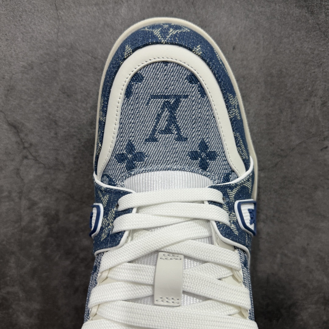 图片[5]-【HS纯原礼盒版福利】 LV Trainer系列高奢运动鞋 新款芯片顶级 潮人必备单品 同步ZP官网空胶工艺 鞋舌、挂饰均镶嵌NFC芯片感应装置 正确胶片断点式设计 中底正确还原原版油印字母比例 1：1原楦格板、楦头、刀磨全新升级！ 独家订制顶级压纹麂皮 原版开模TPU大底 质感原版一致 垫脚聚米微料加透气英伦网布 披靡市场任何版本！细节完美呈现！ 代购指定版本 全新升级最新双盒包装 扫码秒进官网！ 全套包装配件同比原版 尺码： 35-45-选品中心