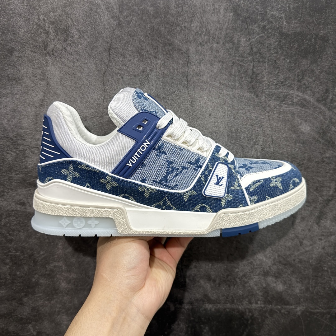 【HS纯原礼盒版福利】 LV Trainer系列高奢运动鞋 新款芯片顶级 潮人必备单品 同步ZP官网空胶工艺 鞋舌、挂饰均镶嵌NFC芯片感应装置 正确胶片断点式设计 中底正确还原原版油印字母比例 1:1原楦格板、楦头、刀磨全新升级! 独家订制顶级压纹麂皮 原版开模TPU大底 质感原版一致 垫脚聚米微料加透气英伦网布 披靡市场任何版本!细节完美呈现! 代购指定版本 全新升级最新双盒包装 扫码秒进官网! 全套包装配件同比原版 尺码: 35-45-选品中心