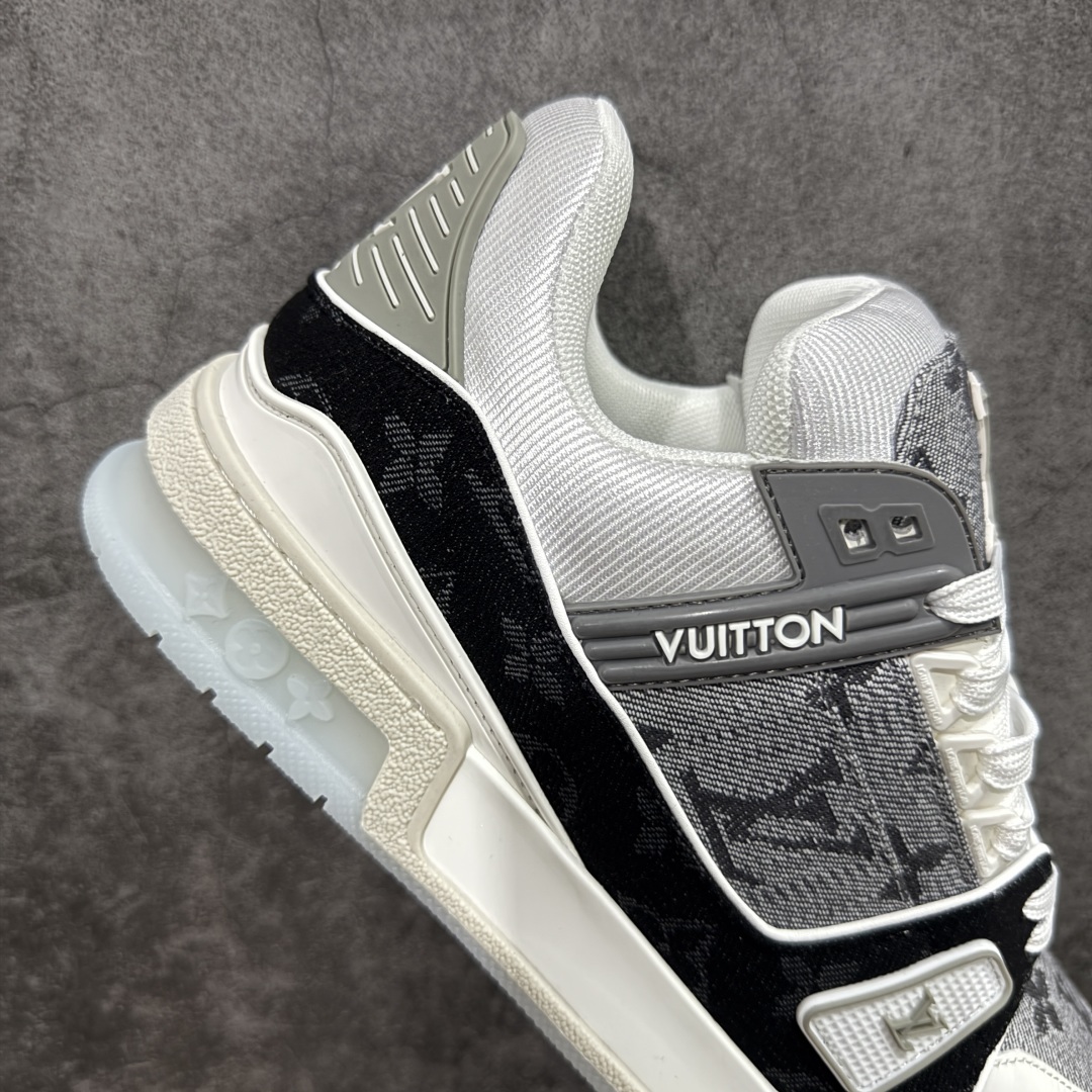 图片[7]-【HS纯原礼盒版福利】 LV Trainer系列高奢运动鞋 新款芯片顶级 潮人必备单品 同步ZP官网空胶工艺 鞋舌、挂饰均镶嵌NFC芯片感应装置 正确胶片断点式设计 中底正确还原原版油印字母比例 1：1原楦格板、楦头、刀磨全新升级！ 独家订制顶级压纹麂皮 原版开模TPU大底 质感原版一致 垫脚聚米微料加透气英伦网布 披靡市场任何版本！细节完美呈现！ 代购指定版本 全新升级最新双盒包装 扫码秒进官网！ 全套包装配件同比原版 尺码： 35-45-选品中心