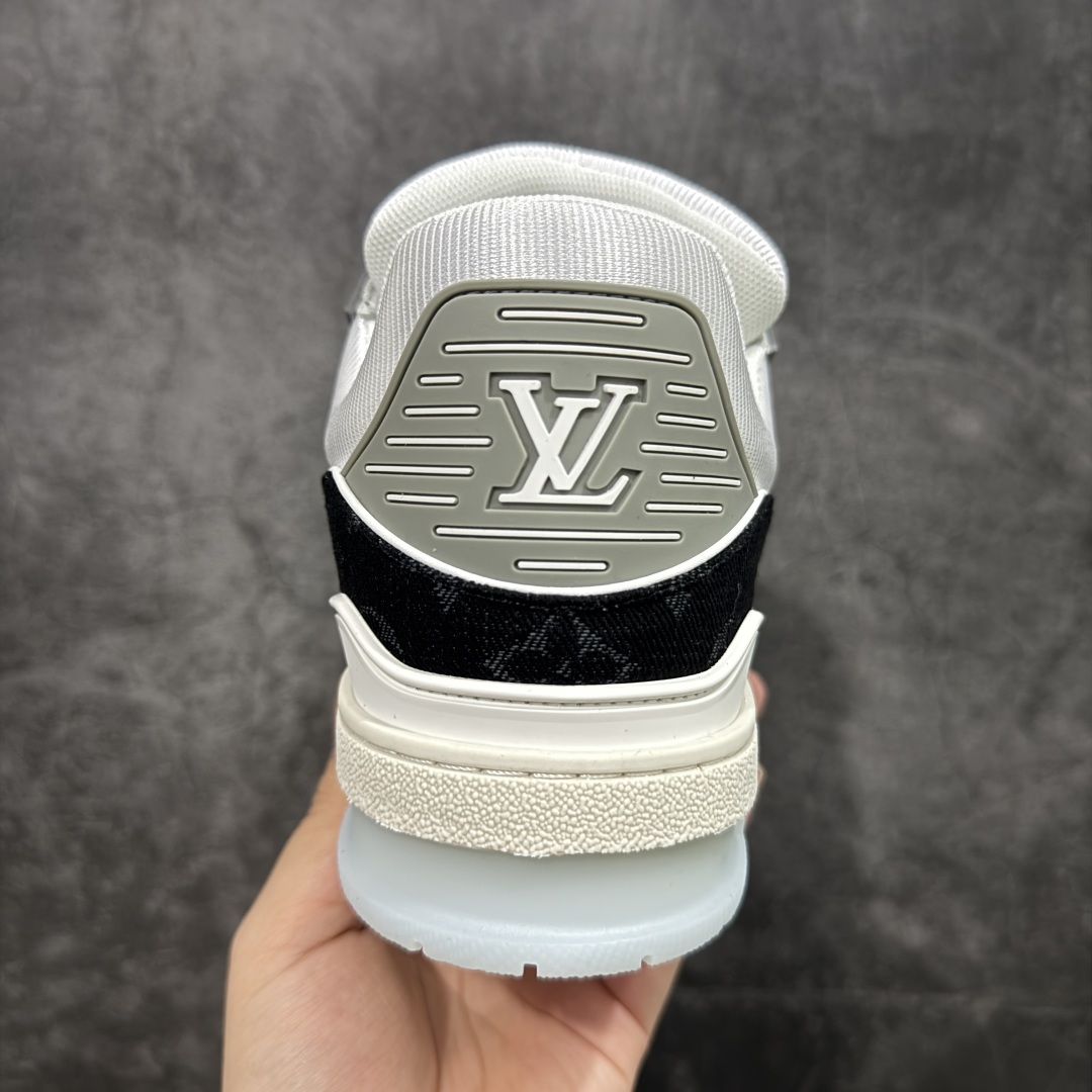 图片[4]-【HS纯原礼盒版福利】 LV Trainer系列高奢运动鞋 新款芯片顶级 潮人必备单品 同步ZP官网空胶工艺 鞋舌、挂饰均镶嵌NFC芯片感应装置 正确胶片断点式设计 中底正确还原原版油印字母比例 1：1原楦格板、楦头、刀磨全新升级！ 独家订制顶级压纹麂皮 原版开模TPU大底 质感原版一致 垫脚聚米微料加透气英伦网布 披靡市场任何版本！细节完美呈现！ 代购指定版本 全新升级最新双盒包装 扫码秒进官网！ 全套包装配件同比原版 尺码： 35-45-选品中心