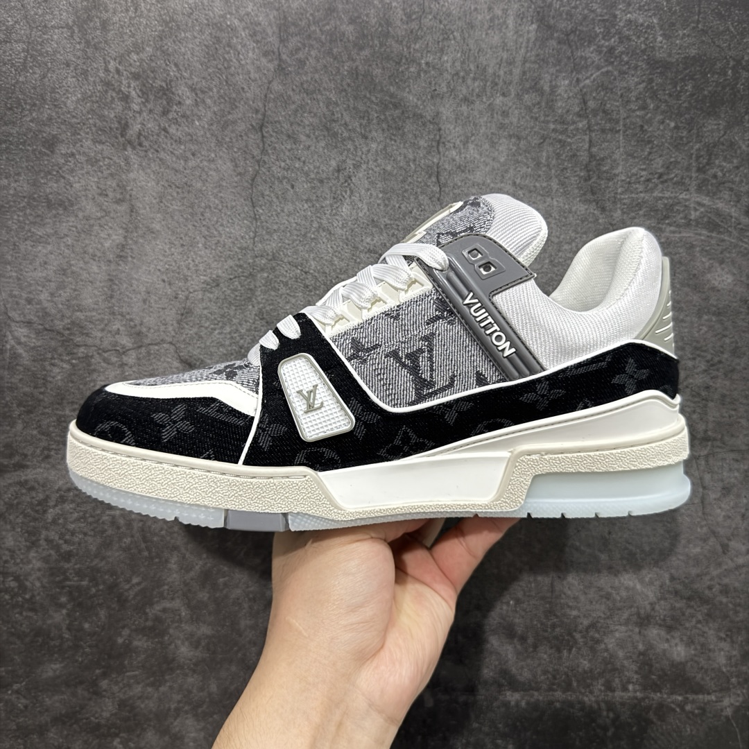 图片[2]-【HS纯原礼盒版福利】 LV Trainer系列高奢运动鞋 新款芯片顶级 潮人必备单品 同步ZP官网空胶工艺 鞋舌、挂饰均镶嵌NFC芯片感应装置 正确胶片断点式设计 中底正确还原原版油印字母比例 1：1原楦格板、楦头、刀磨全新升级！ 独家订制顶级压纹麂皮 原版开模TPU大底 质感原版一致 垫脚聚米微料加透气英伦网布 披靡市场任何版本！细节完美呈现！ 代购指定版本 全新升级最新双盒包装 扫码秒进官网！ 全套包装配件同比原版 尺码： 35-45-选品中心
