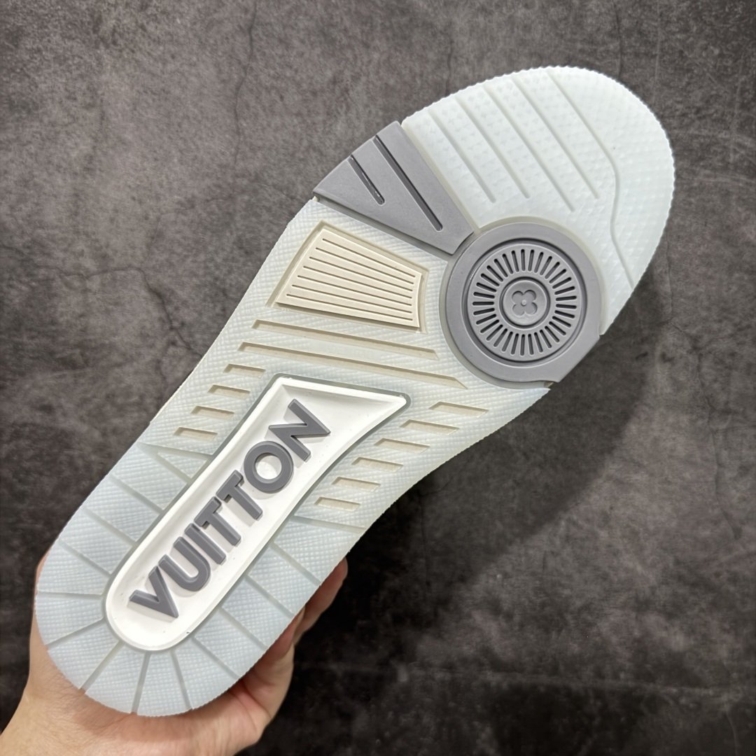 图片[9]-【HS纯原礼盒版福利】 LV Trainer系列高奢运动鞋 新款芯片顶级 潮人必备单品 同步ZP官网空胶工艺 鞋舌、挂饰均镶嵌NFC芯片感应装置 正确胶片断点式设计 中底正确还原原版油印字母比例 1：1原楦格板、楦头、刀磨全新升级！ 独家订制顶级压纹麂皮 原版开模TPU大底 质感原版一致 垫脚聚米微料加透气英伦网布 披靡市场任何版本！细节完美呈现！ 代购指定版本 全新升级最新双盒包装 扫码秒进官网！ 全套包装配件同比原版 尺码： 35-45-选品中心