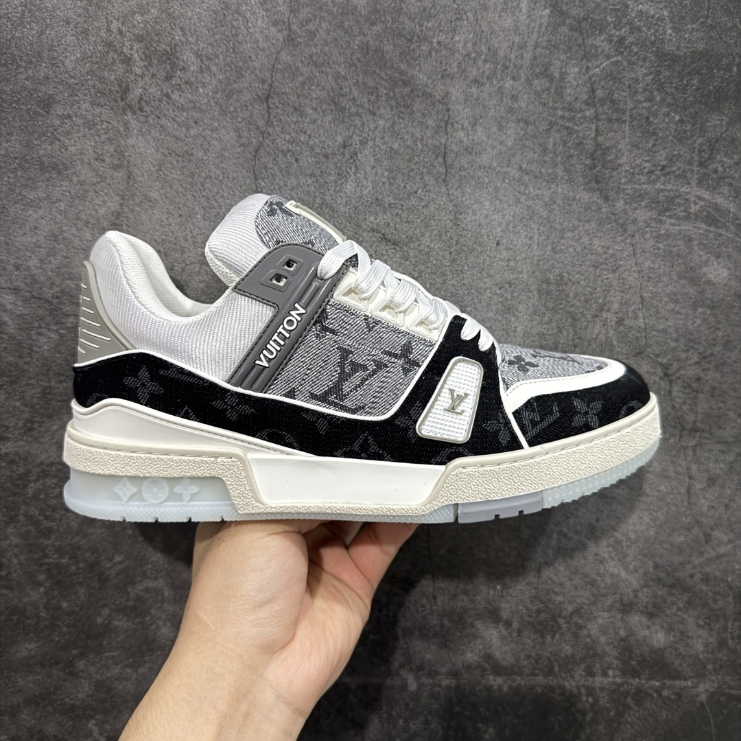 【HS纯原礼盒版福利】 LV Trainer系列高奢运动鞋 新款芯片顶级 潮人必备单品 同步ZP官网空胶工艺 鞋舌、挂饰均镶嵌NFC芯片感应装置 正确胶片断点式设计 中底正确还原原版油印字母比例 1:1原楦格板、楦头、刀磨全新升级! 独家订制顶级压纹麂皮 原版开模TPU大底 质感原版一致 垫脚聚米微料加透气英伦网布 披靡市场任何版本!细节完美呈现! 代购指定版本 全新升级最新双盒包装 扫码秒进官网! 全套包装配件同比原版 尺码: 35-45-选品中心