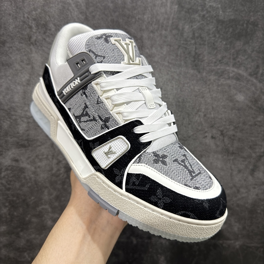 图片[3]-【HS纯原礼盒版福利】 LV Trainer系列高奢运动鞋 新款芯片顶级 潮人必备单品 同步ZP官网空胶工艺 鞋舌、挂饰均镶嵌NFC芯片感应装置 正确胶片断点式设计 中底正确还原原版油印字母比例 1：1原楦格板、楦头、刀磨全新升级！ 独家订制顶级压纹麂皮 原版开模TPU大底 质感原版一致 垫脚聚米微料加透气英伦网布 披靡市场任何版本！细节完美呈现！ 代购指定版本 全新升级最新双盒包装 扫码秒进官网！ 全套包装配件同比原版 尺码： 35-45-选品中心