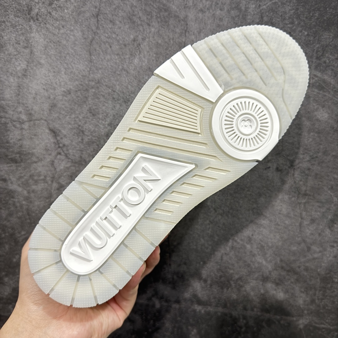 图片[9]-【HS纯原礼盒版福利】 LV Trainer系列高奢运动鞋 新款芯片顶级 潮人必备单品 同步ZP官网空胶工艺 鞋舌、挂饰均镶嵌NFC芯片感应装置 正确胶片断点式设计 中底正确还原原版油印字母比例 1：1原楦格板、楦头、刀磨全新升级！ 独家订制顶级压纹麂皮 原版开模TPU大底 质感原版一致 垫脚聚米微料加透气英伦网布 披靡市场任何版本！细节完美呈现！ 代购指定版本 全新升级最新双盒包装 扫码秒进官网！ 全套包装配件同比原版 尺码： 35-45-选品中心