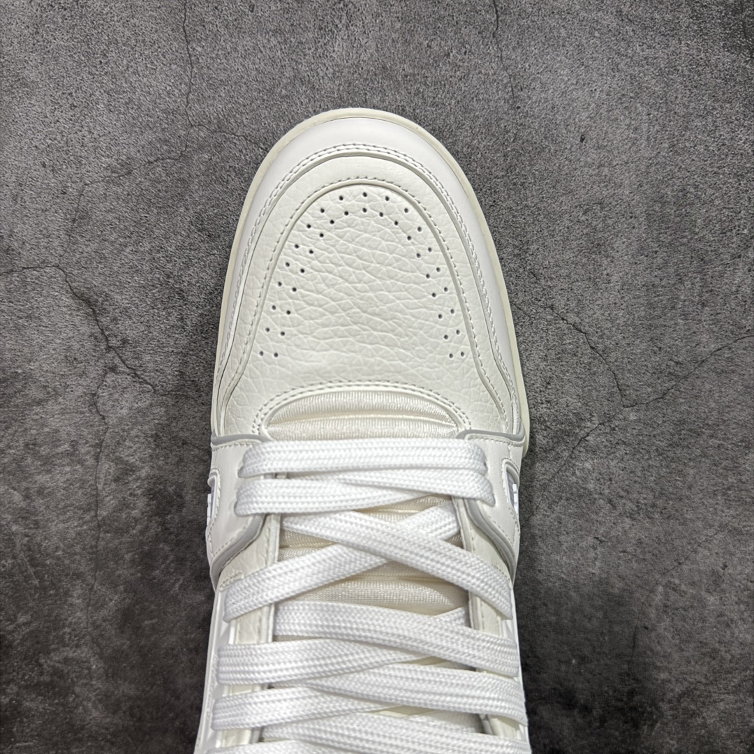 图片[5]-【HS纯原礼盒版福利】 LV Trainer系列高奢运动鞋 新款芯片顶级 潮人必备单品 同步ZP官网空胶工艺 鞋舌、挂饰均镶嵌NFC芯片感应装置 正确胶片断点式设计 中底正确还原原版油印字母比例 1：1原楦格板、楦头、刀磨全新升级！ 独家订制顶级压纹麂皮 原版开模TPU大底 质感原版一致 垫脚聚米微料加透气英伦网布 披靡市场任何版本！细节完美呈现！ 代购指定版本 全新升级最新双盒包装 扫码秒进官网！ 全套包装配件同比原版 尺码： 35-45-选品中心