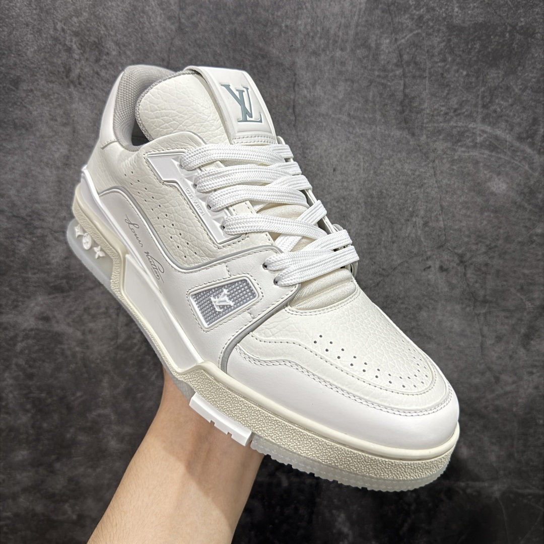 图片[3]-【HS纯原礼盒版福利】 LV Trainer系列高奢运动鞋 新款芯片顶级 潮人必备单品 同步ZP官网空胶工艺 鞋舌、挂饰均镶嵌NFC芯片感应装置 正确胶片断点式设计 中底正确还原原版油印字母比例 1：1原楦格板、楦头、刀磨全新升级！ 独家订制顶级压纹麂皮 原版开模TPU大底 质感原版一致 垫脚聚米微料加透气英伦网布 披靡市场任何版本！细节完美呈现！ 代购指定版本 全新升级最新双盒包装 扫码秒进官网！ 全套包装配件同比原版 尺码： 35-45-选品中心