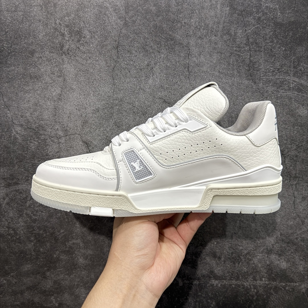 图片[2]-【HS纯原礼盒版福利】 LV Trainer系列高奢运动鞋 新款芯片顶级 潮人必备单品 同步ZP官网空胶工艺 鞋舌、挂饰均镶嵌NFC芯片感应装置 正确胶片断点式设计 中底正确还原原版油印字母比例 1：1原楦格板、楦头、刀磨全新升级！ 独家订制顶级压纹麂皮 原版开模TPU大底 质感原版一致 垫脚聚米微料加透气英伦网布 披靡市场任何版本！细节完美呈现！ 代购指定版本 全新升级最新双盒包装 扫码秒进官网！ 全套包装配件同比原版 尺码： 35-45-选品中心