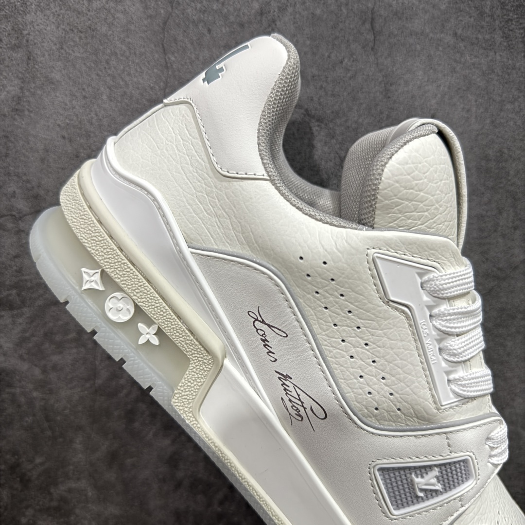 图片[7]-【HS纯原礼盒版福利】 LV Trainer系列高奢运动鞋 新款芯片顶级 潮人必备单品 同步ZP官网空胶工艺 鞋舌、挂饰均镶嵌NFC芯片感应装置 正确胶片断点式设计 中底正确还原原版油印字母比例 1：1原楦格板、楦头、刀磨全新升级！ 独家订制顶级压纹麂皮 原版开模TPU大底 质感原版一致 垫脚聚米微料加透气英伦网布 披靡市场任何版本！细节完美呈现！ 代购指定版本 全新升级最新双盒包装 扫码秒进官网！ 全套包装配件同比原版 尺码： 35-45-选品中心