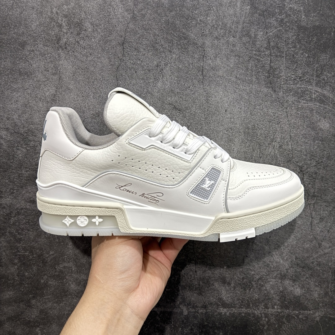 【HS纯原礼盒版福利】 LV Trainer系列高奢运动鞋 新款芯片顶级 潮人必备单品 同步ZP官网空胶工艺 鞋舌、挂饰均镶嵌NFC芯片感应装置 正确胶片断点式设计 中底正确还原原版油印字母比例 1:1原楦格板、楦头、刀磨全新升级! 独家订制顶级压纹麂皮 原版开模TPU大底 质感原版一致 垫脚聚米微料加透气英伦网布 披靡市场任何版本!细节完美呈现! 代购指定版本 全新升级最新双盒包装 扫码秒进官网! 全套包装配件同比原版 尺码: 35-45-选品中心