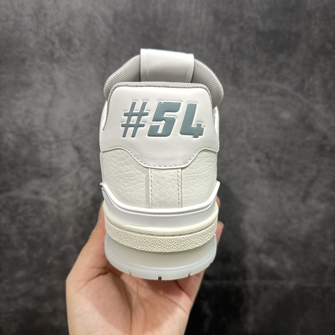 图片[4]-【HS纯原礼盒版福利】 LV Trainer系列高奢运动鞋 新款芯片顶级 潮人必备单品 同步ZP官网空胶工艺 鞋舌、挂饰均镶嵌NFC芯片感应装置 正确胶片断点式设计 中底正确还原原版油印字母比例 1：1原楦格板、楦头、刀磨全新升级！ 独家订制顶级压纹麂皮 原版开模TPU大底 质感原版一致 垫脚聚米微料加透气英伦网布 披靡市场任何版本！细节完美呈现！ 代购指定版本 全新升级最新双盒包装 扫码秒进官网！ 全套包装配件同比原版 尺码： 35-45-选品中心