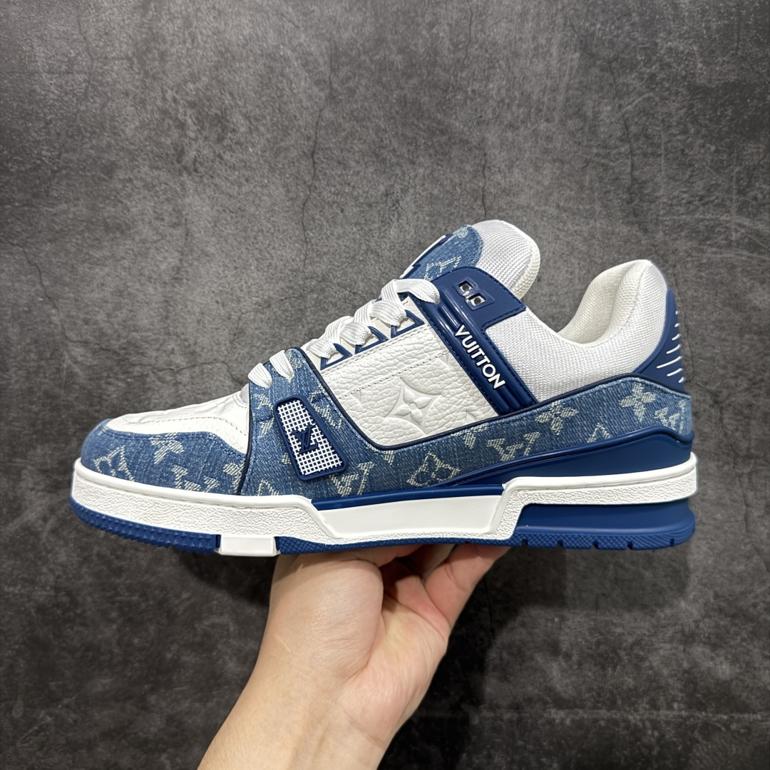 图片[2]-【HS纯原礼盒版福利】 LV Trainer系列高奢运动鞋 新款芯片顶级 潮人必备单品 同步ZP官网空胶工艺 鞋舌、挂饰均镶嵌NFC芯片感应装置 正确胶片断点式设计 中底正确还原原版油印字母比例 1：1原楦格板、楦头、刀磨全新升级！ 独家订制顶级压纹麂皮 原版开模TPU大底 质感原版一致 垫脚聚米微料加透气英伦网布 披靡市场任何版本！细节完美呈现！ 代购指定版本 全新升级最新双盒包装 扫码秒进官网！ 全套包装配件同比原版 尺码： 35-45-选品中心