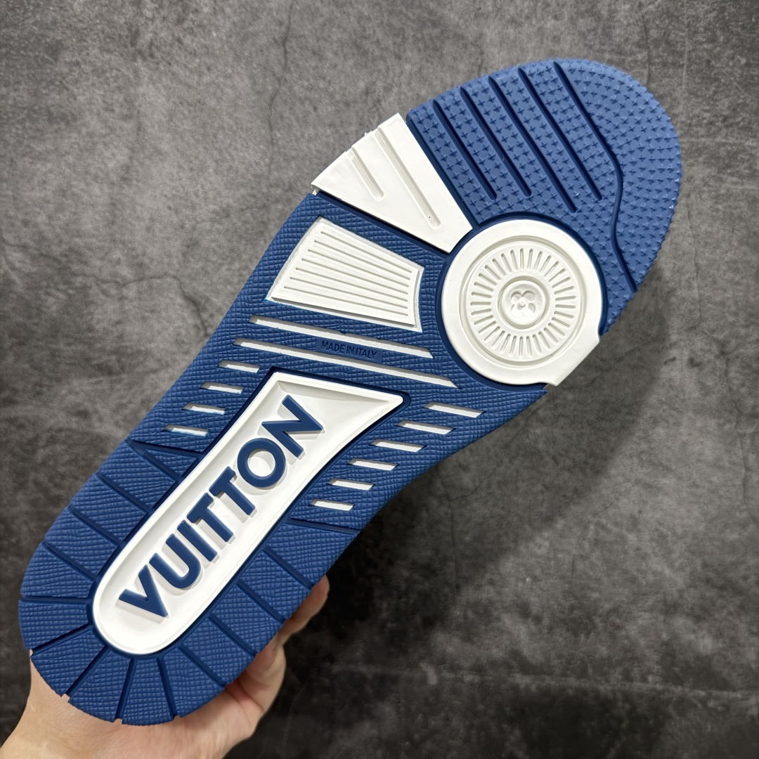 图片[9]-【HS纯原礼盒版福利】 LV Trainer系列高奢运动鞋 新款芯片顶级 潮人必备单品 同步ZP官网空胶工艺 鞋舌、挂饰均镶嵌NFC芯片感应装置 正确胶片断点式设计 中底正确还原原版油印字母比例 1：1原楦格板、楦头、刀磨全新升级！ 独家订制顶级压纹麂皮 原版开模TPU大底 质感原版一致 垫脚聚米微料加透气英伦网布 披靡市场任何版本！细节完美呈现！ 代购指定版本 全新升级最新双盒包装 扫码秒进官网！ 全套包装配件同比原版 尺码： 35-45-选品中心