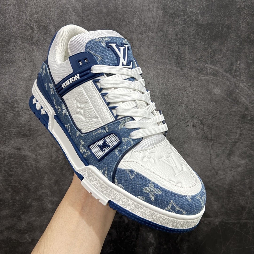 图片[3]-【HS纯原礼盒版福利】 LV Trainer系列高奢运动鞋 新款芯片顶级 潮人必备单品 同步ZP官网空胶工艺 鞋舌、挂饰均镶嵌NFC芯片感应装置 正确胶片断点式设计 中底正确还原原版油印字母比例 1：1原楦格板、楦头、刀磨全新升级！ 独家订制顶级压纹麂皮 原版开模TPU大底 质感原版一致 垫脚聚米微料加透气英伦网布 披靡市场任何版本！细节完美呈现！ 代购指定版本 全新升级最新双盒包装 扫码秒进官网！ 全套包装配件同比原版 尺码： 35-45-选品中心