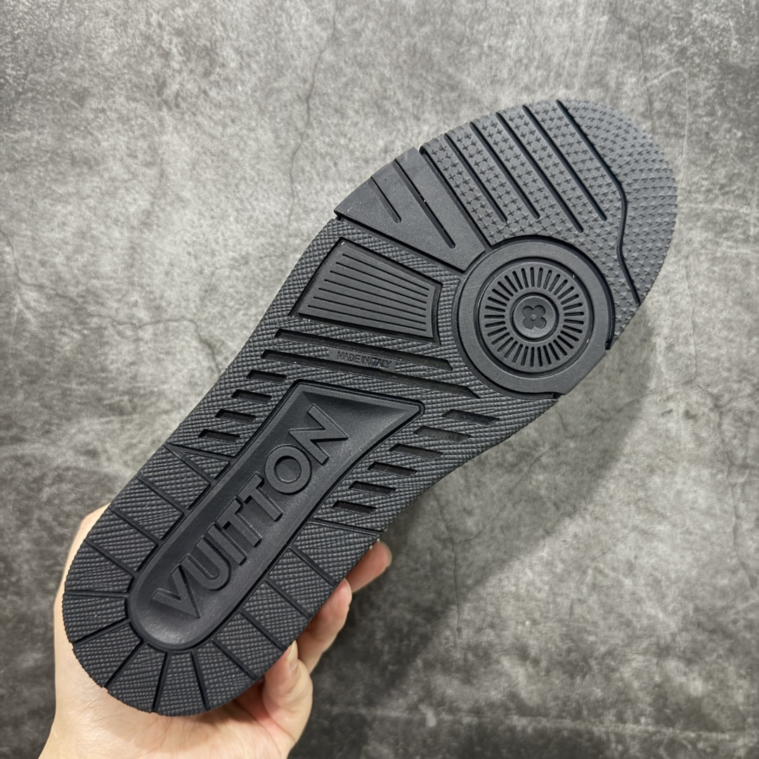 图片[9]-【HS纯原礼盒版福利】 LV Trainer系列高奢运动鞋 新款芯片顶级 潮人必备单品 同步ZP官网空胶工艺 鞋舌、挂饰均镶嵌NFC芯片感应装置 正确胶片断点式设计 中底正确还原原版油印字母比例 1：1原楦格板、楦头、刀磨全新升级！ 独家订制顶级压纹麂皮 原版开模TPU大底 质感原版一致 垫脚聚米微料加透气英伦网布 披靡市场任何版本！细节完美呈现！ 代购指定版本 全新升级最新双盒包装 扫码秒进官网！ 全套包装配件同比原版 尺码： 39-45-选品中心