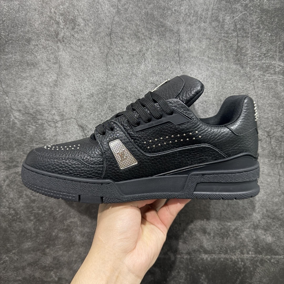 图片[2]-【HS纯原礼盒版福利】 LV Trainer系列高奢运动鞋 新款芯片顶级 潮人必备单品 同步ZP官网空胶工艺 鞋舌、挂饰均镶嵌NFC芯片感应装置 正确胶片断点式设计 中底正确还原原版油印字母比例 1：1原楦格板、楦头、刀磨全新升级！ 独家订制顶级压纹麂皮 原版开模TPU大底 质感原版一致 垫脚聚米微料加透气英伦网布 披靡市场任何版本！细节完美呈现！ 代购指定版本 全新升级最新双盒包装 扫码秒进官网！ 全套包装配件同比原版 尺码： 39-45-选品中心