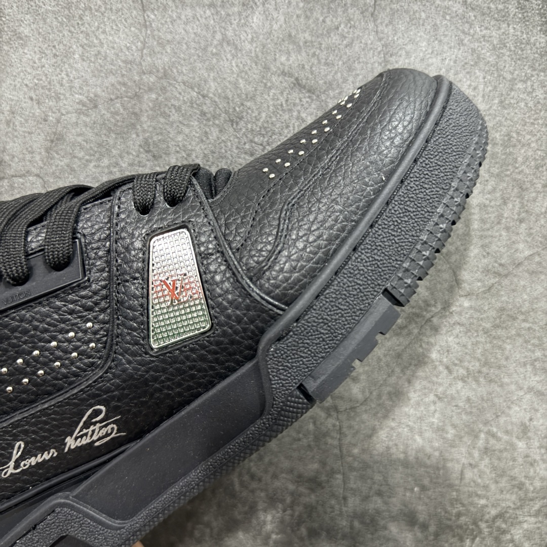 图片[6]-【HS纯原礼盒版福利】 LV Trainer系列高奢运动鞋 新款芯片顶级 潮人必备单品 同步ZP官网空胶工艺 鞋舌、挂饰均镶嵌NFC芯片感应装置 正确胶片断点式设计 中底正确还原原版油印字母比例 1：1原楦格板、楦头、刀磨全新升级！ 独家订制顶级压纹麂皮 原版开模TPU大底 质感原版一致 垫脚聚米微料加透气英伦网布 披靡市场任何版本！细节完美呈现！ 代购指定版本 全新升级最新双盒包装 扫码秒进官网！ 全套包装配件同比原版 尺码： 39-45-选品中心