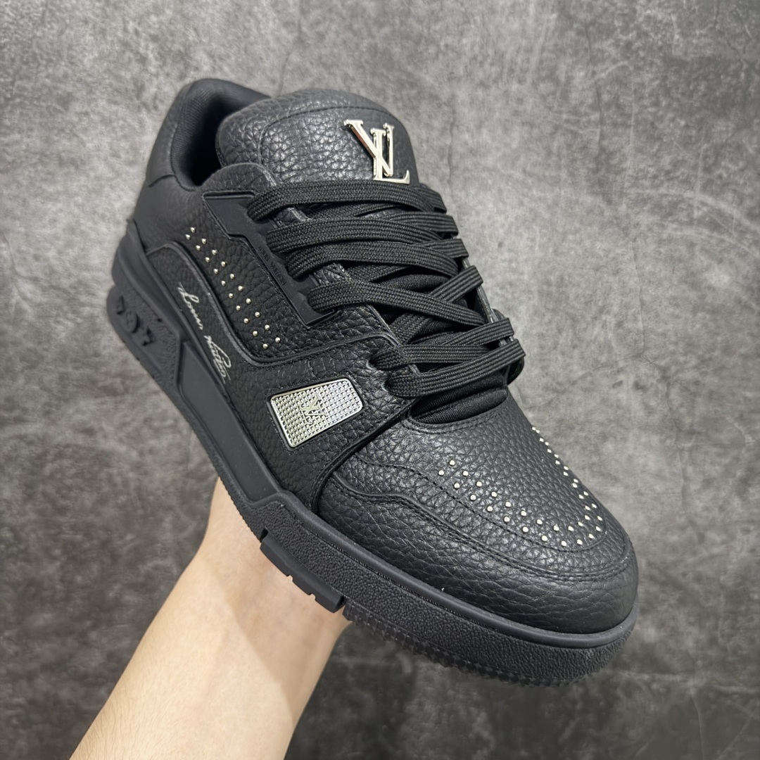 图片[3]-【HS纯原礼盒版福利】 LV Trainer系列高奢运动鞋 新款芯片顶级 潮人必备单品 同步ZP官网空胶工艺 鞋舌、挂饰均镶嵌NFC芯片感应装置 正确胶片断点式设计 中底正确还原原版油印字母比例 1：1原楦格板、楦头、刀磨全新升级！ 独家订制顶级压纹麂皮 原版开模TPU大底 质感原版一致 垫脚聚米微料加透气英伦网布 披靡市场任何版本！细节完美呈现！ 代购指定版本 全新升级最新双盒包装 扫码秒进官网！ 全套包装配件同比原版 尺码： 39-45-选品中心