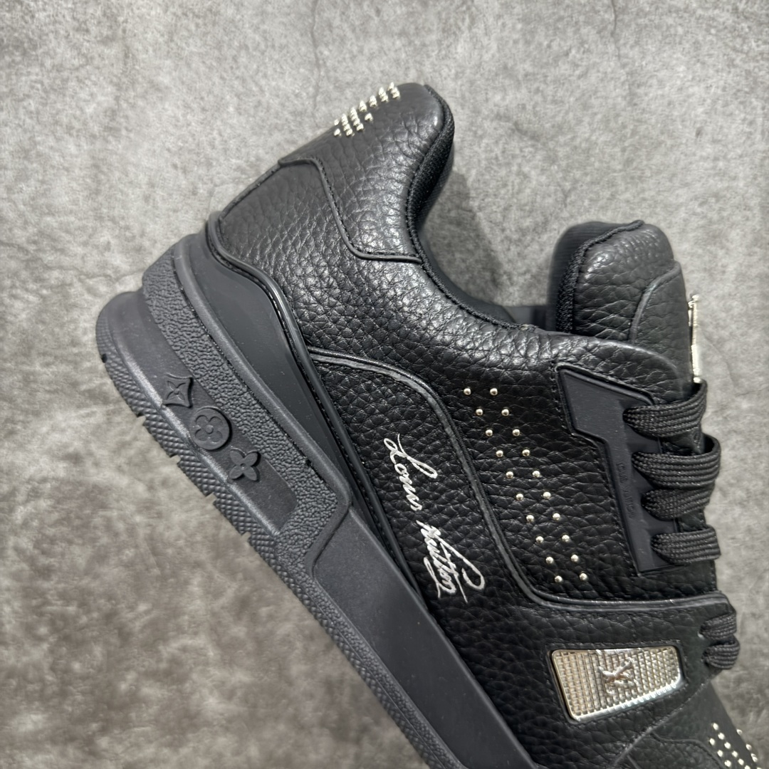 图片[7]-【HS纯原礼盒版福利】 LV Trainer系列高奢运动鞋 新款芯片顶级 潮人必备单品 同步ZP官网空胶工艺 鞋舌、挂饰均镶嵌NFC芯片感应装置 正确胶片断点式设计 中底正确还原原版油印字母比例 1：1原楦格板、楦头、刀磨全新升级！ 独家订制顶级压纹麂皮 原版开模TPU大底 质感原版一致 垫脚聚米微料加透气英伦网布 披靡市场任何版本！细节完美呈现！ 代购指定版本 全新升级最新双盒包装 扫码秒进官网！ 全套包装配件同比原版 尺码： 39-45-选品中心