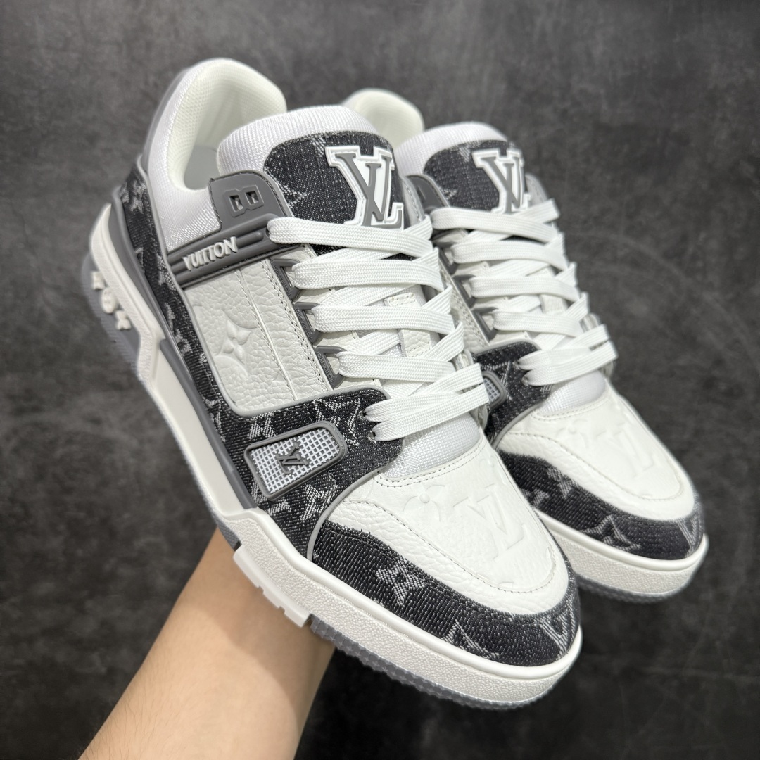 图片[6]-【HS纯原礼盒版福利】 LV Trainer系列高奢运动鞋 新款芯片顶级 潮人必备单品 同步ZP官网空胶工艺 鞋舌、挂饰均镶嵌NFC芯片感应装置 正确胶片断点式设计 中底正确还原原版油印字母比例 1：1原楦格板、楦头、刀磨全新升级！ 独家订制顶级压纹麂皮 原版开模TPU大底 质感原版一致 垫脚聚米微料加透气英伦网布 披靡市场任何版本！细节完美呈现！ 代购指定版本 全新升级最新双盒包装 扫码秒进官网！ 全套包装配件同比原版 尺码： 39-45-选品中心